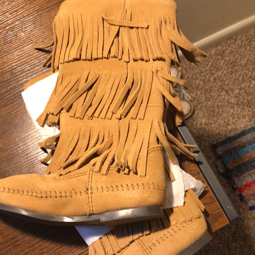 NEVER WORN WOMENS SIZE 5 Minnetonka boots
